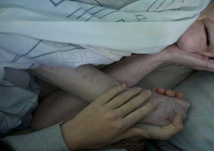 العلماء يحددون 3 فترات يكون فيها الإنسان أكثر وحدة