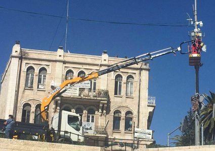 الاحتلال ينصب كاميرات مراقبة ويخطر بهدم منازل بالقدس