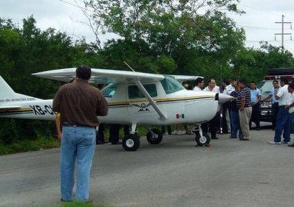 هبط بطائرته في الشارع ليقضي حاجته