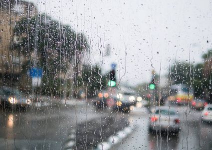 الطقس: أمطار متفرقة اليوم ومنخفض جوي شديد البرودة غدًا