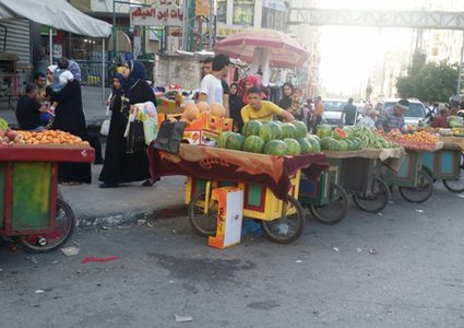 باعة الخضار في نابلس ينظّمون احتجاجًا والبلدية ترد