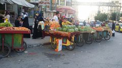 باعة الخضار في نابلس ينظّمون احتجاجًا والبلدية ترد