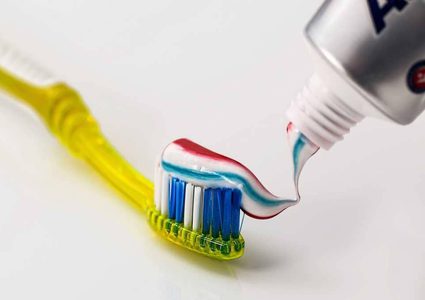 أخطاء شائعة يرتكبها كثيرون عند تنظيف الأسنان