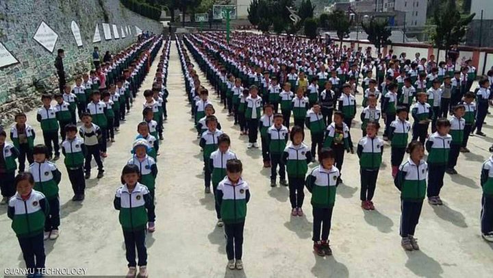 لأول مرة.. "زي مدرسي ذكي" يراقب تحركات التلاميذ