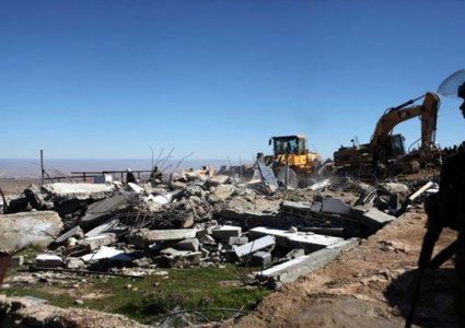 الاحتلال يهدم كراج سيارات في اللبن الشرقية