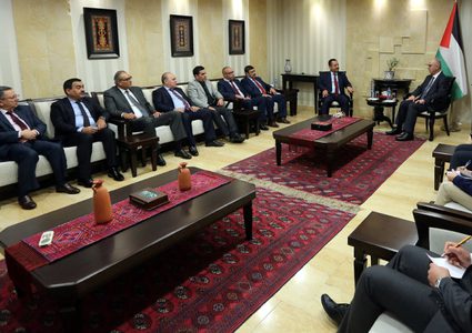 الحمد الله يدعو رجال الأعمال بالخارج لتعزيز الاستثمار بوطنهم