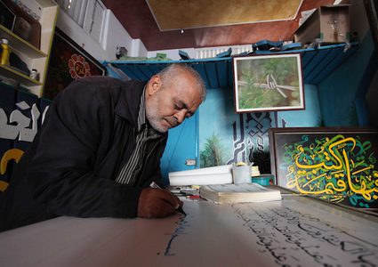 فنان غزي موهوب في الرسم منذ 38 عام