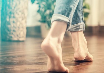 ما هي الفوائد الصحية للمشي حافي القدمين؟