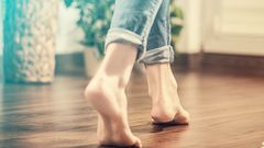 ما هي الفوائد الصحية للمشي حافي القدمين؟