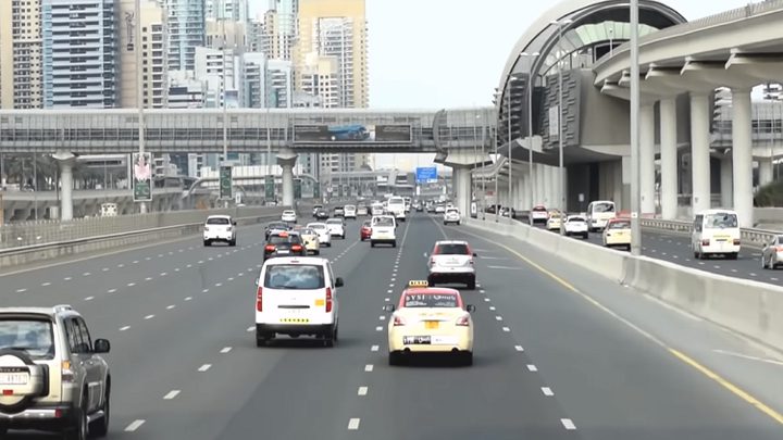 الإمارات تكرم مواطنا لم يرتكب مخالفة مرورية في 49 عاما