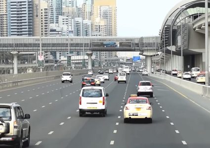 الإمارات تكرم مواطنا لم يرتكب مخالفة مرورية في 49 عاما