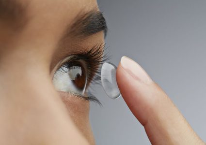 التاثيرات الصحية الخطيرة لوضع العدسات اللاصقة أثناء النوم