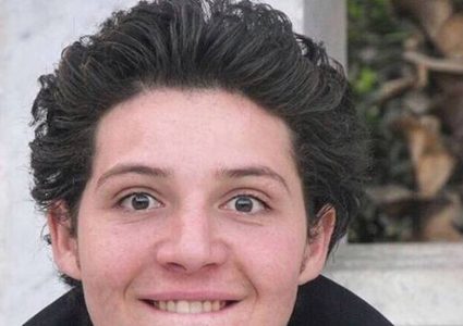 هذا الصبي نجم شهير الآن .. خمنوا من هو؟