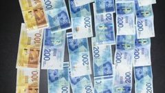القبض على 4 أشخاص مشتبه بهم بسرقة محال تجارية