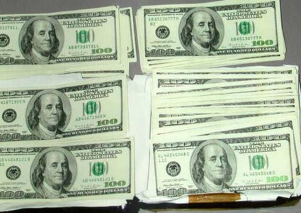 الدولار يرتفع مدفوعا بتعافي الأسهم الأميركية