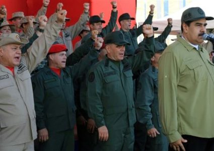 سجن تسعة عسكريين في فنزويلا بتهمة التخطيط للإطاحة بمادورو