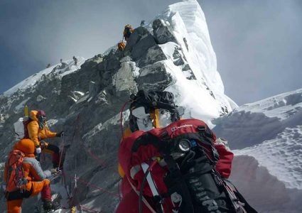 بعد مصرع زوجيهما.. أرملتان تكملان المغامرة بأعلى قمة