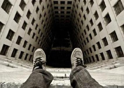 الشرطة تنقذ مواطنة حاولت الانتحار من اعلى سطح منزل في الخليل