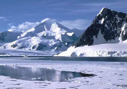 لأول مرة.. رحالة يقطع القارة القطبية الجنوبية مشيا