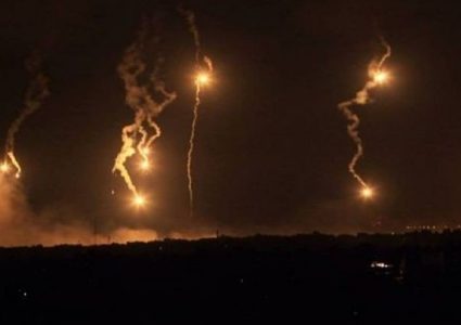 الاحتلال يطلق قنابل إضاءة شمال قطاع غزة