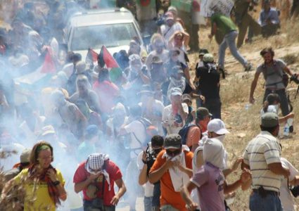 الاحتلال يقمع مسيرة بلعين الاسبوعية