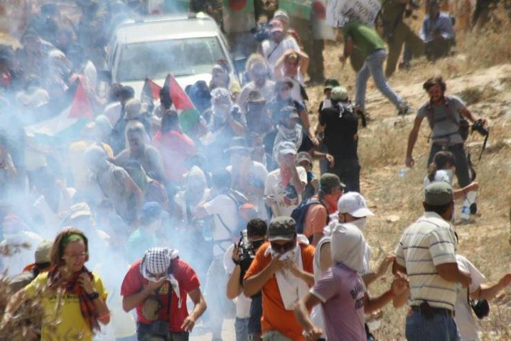 الاحتلال يقمع مسيرة بلعين الاسبوعية