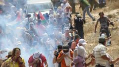 الاحتلال يقمع مسيرة بلعين الاسبوعية