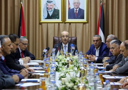 الحكومة تدين استهداف حافل سياح في القاهرة