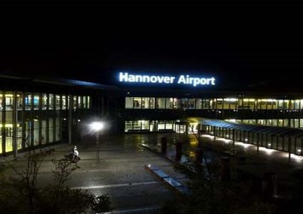 تعليق الرحلات بمطار ألماني عقب اقتحام سيارةحاجزاً أمنياً