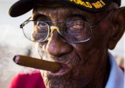 عاشق السيجار.. رحيل أقدم مقاتلي الحرب العالمية الثانية