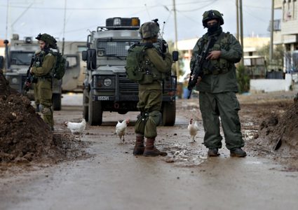 الاحتلال يعتقل شابا ويحطم محتويات منازل