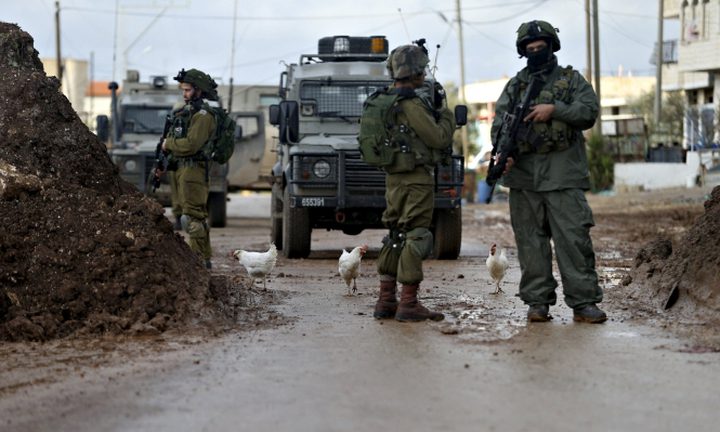 الاحتلال يعتقل شابا ويحطم محتويات منازل