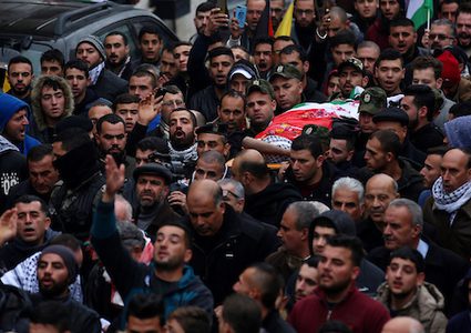 ويؤدي المشيعون جثة الفلسطيني الياس صالح ياسين (22 عاما) الذي قتل برصاص القوات الإسرائيلية بدعوى محاولته تنفيذ هجوم طعن بالقرب من مفترق جيت في 15 أكتوبر تشرين الأول واحتفظ الجيش الاسرائيلي بجثته منذ ذلك الوقت خلال جنازته. مدينة سلفيت بالضفة الغربية في 29 ديسمبر 2018.