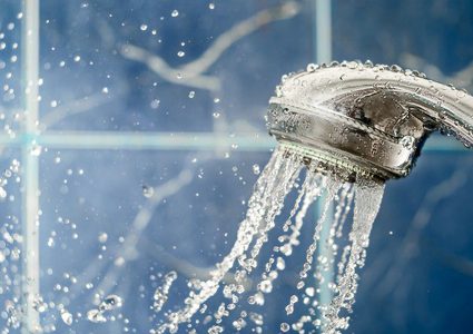 ما الأفضل للصحة.. حمام الصباح أم المساء؟