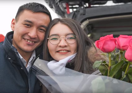 شاب يتقدم لخطبة حبيبته بطريقة مبتكرة