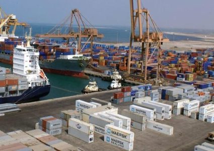 الحوثيون يعلنون بدء انسحابهم من ميناء الحديدة