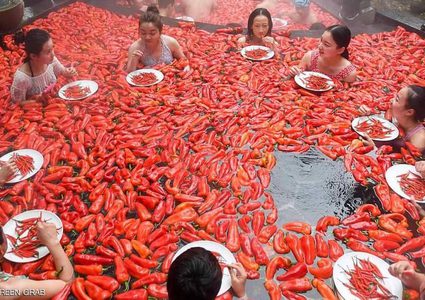 الصينيون يواجهون البرد بالفلفل الحار