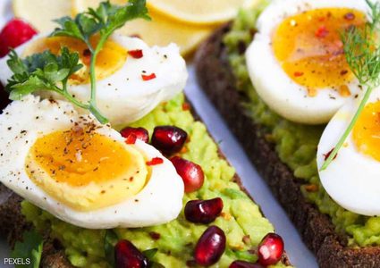 دون أن تسبب زيادة بالوزن.. 10 أطعمة بإمكانك تناولها