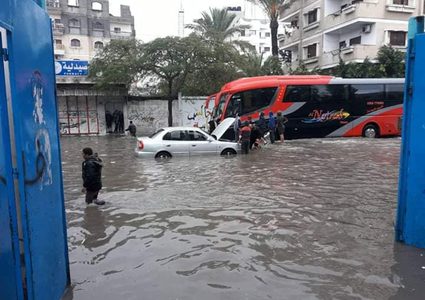 شوارع غزة تغرق نتيجة هطول الأمطار