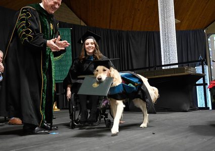 بسبب وفائه.. جامعة تمنح دبلوم فخري لكلب!