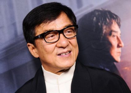 مشهد فاضح لجاكي شان يطيح مسؤولا بتلفزيون إيراني