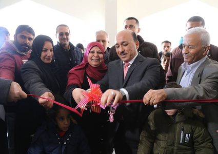 الحساينة يسلم شققا سكنية للأسر الفقيرة في غزة