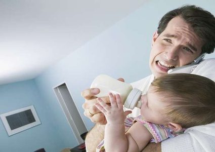 اكتئاب الآباء بعد الولادة يهدد بناتهم بخطر عقلي!