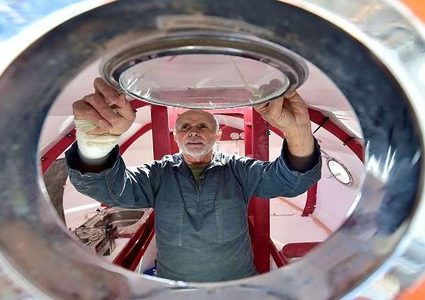 مسن يعبر المحيط في "برميل"