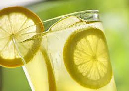 15 نوعاً من العصائر تخلصك من احتقان الحلق تماماً