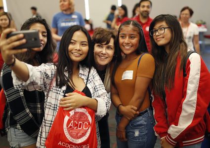 التقاط السيلفي وتأثيراته السلبية على رسغ اليد