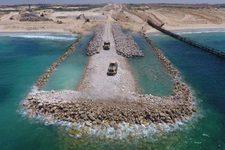 الاحتلال يكمل بناء العائق البحري شمال غزة