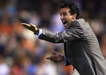 "قارورة مياه" تكلف مدرب أرسنال 10 آلاف دولار