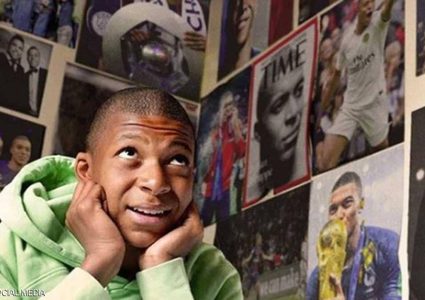 مبابي ينزع صورة كريستيانو رونالدو.. ويضع البديل