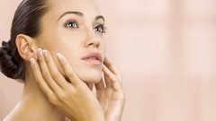 5 عادات يوميّة تؤذي بشرتنا دون أن ندري